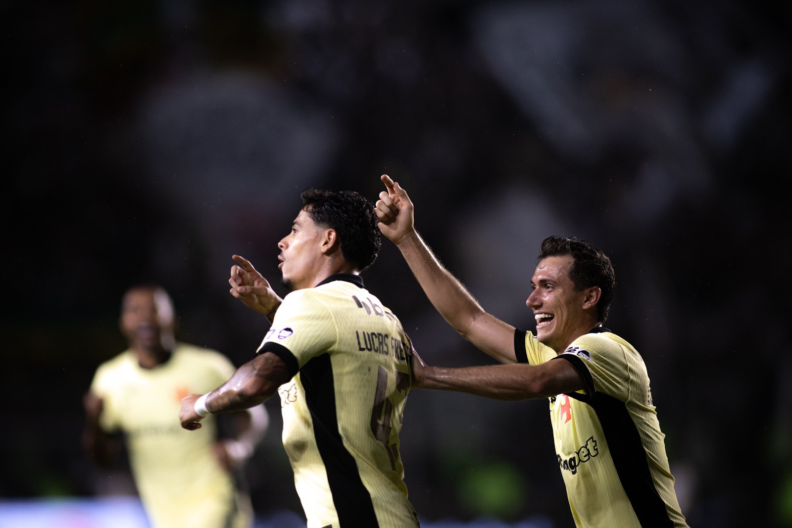 Lucas Piton brilha e se destaca na lateral esquerda do Vasco em momento decisivo