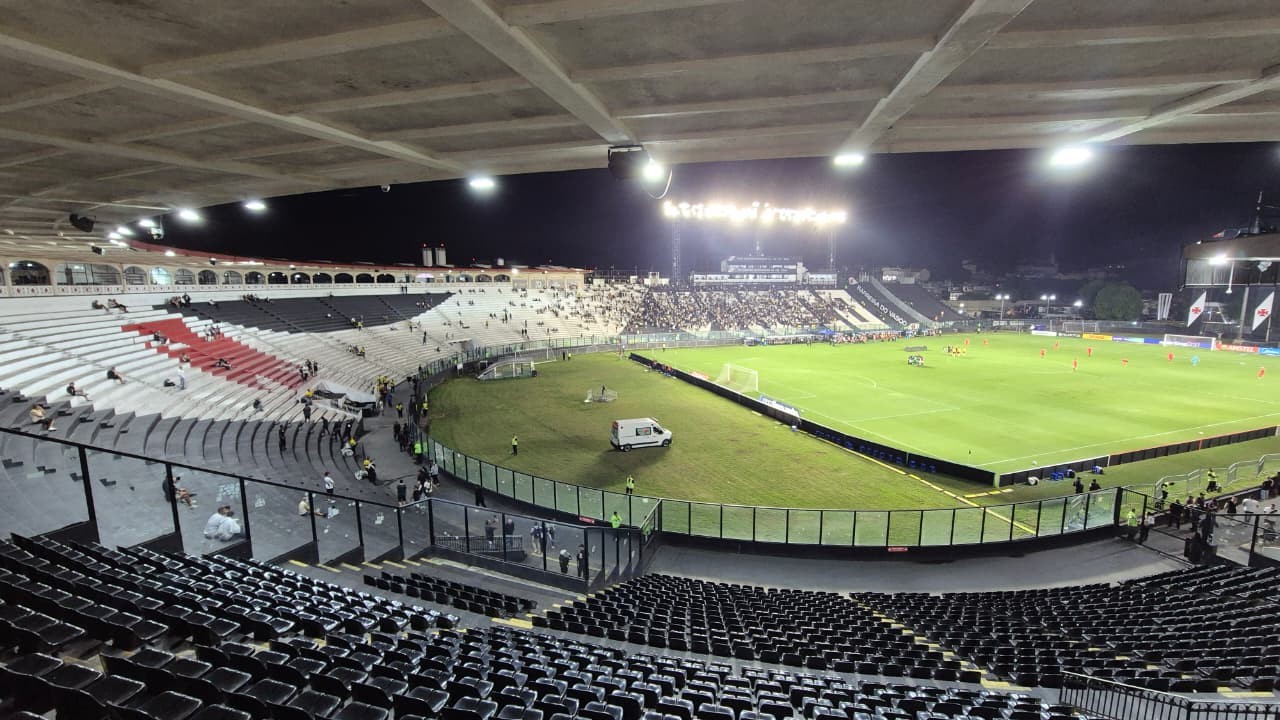 Vasco e Vitória: A Esperança Renascente em São Januário