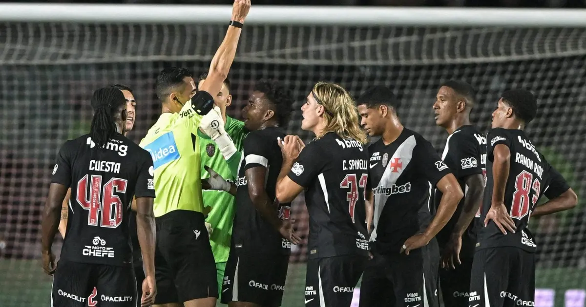 A expulsão de Barros e a vitória emocionante do Vasco sobre o Vitória
