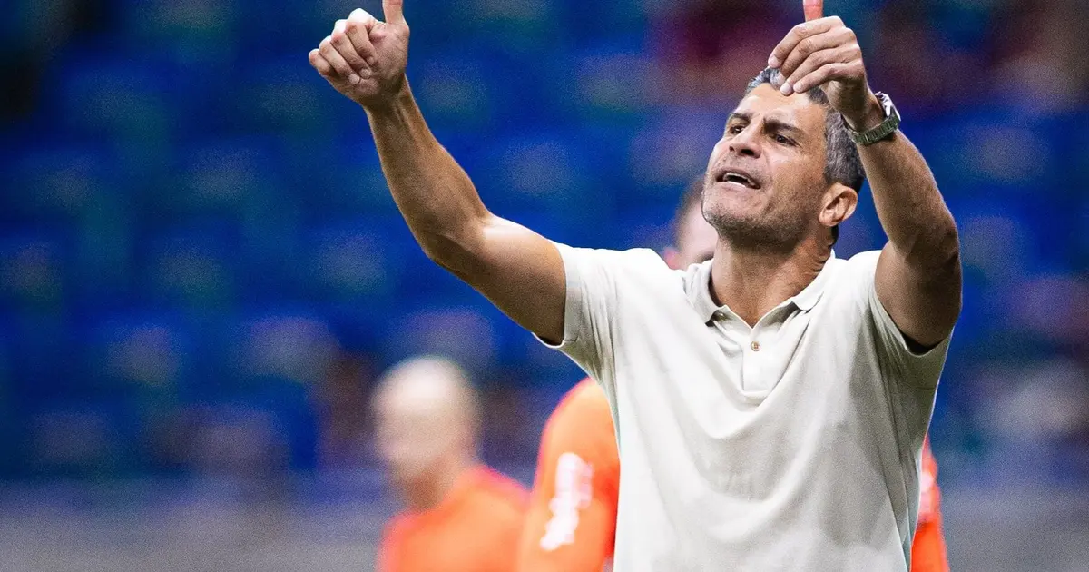 Pedro Emanuel busca soluções para ataque do Vasco após um mês no comando
