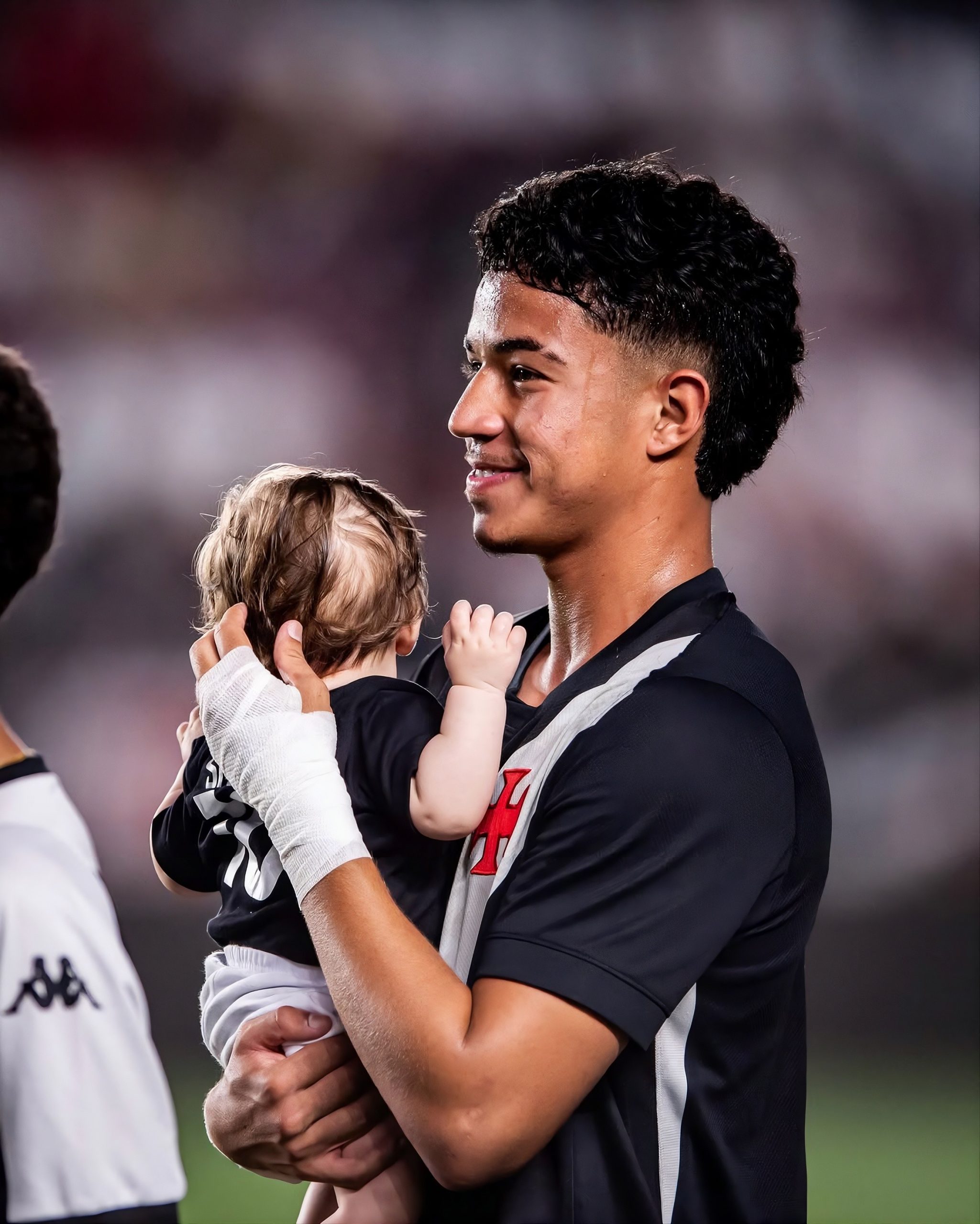 A Emoção Vascaína: Andrey Fernandes e o Pequeno Samuel em São Januário