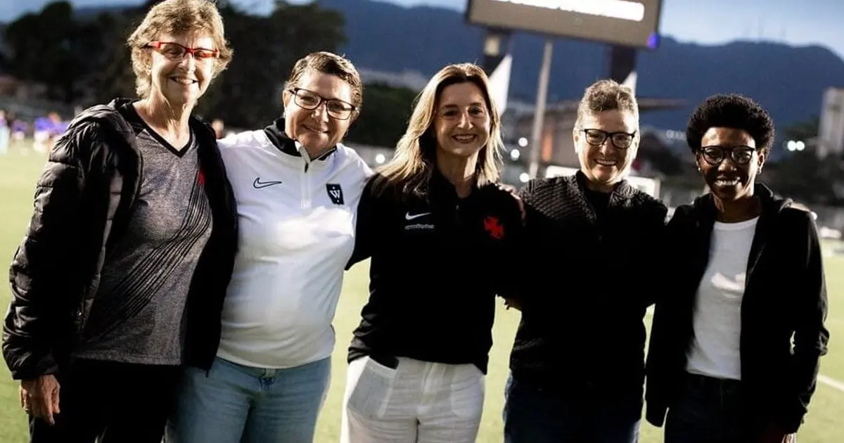 Vasco reaproxima ídolas do futebol feminino e celebra sua história em São Januário
