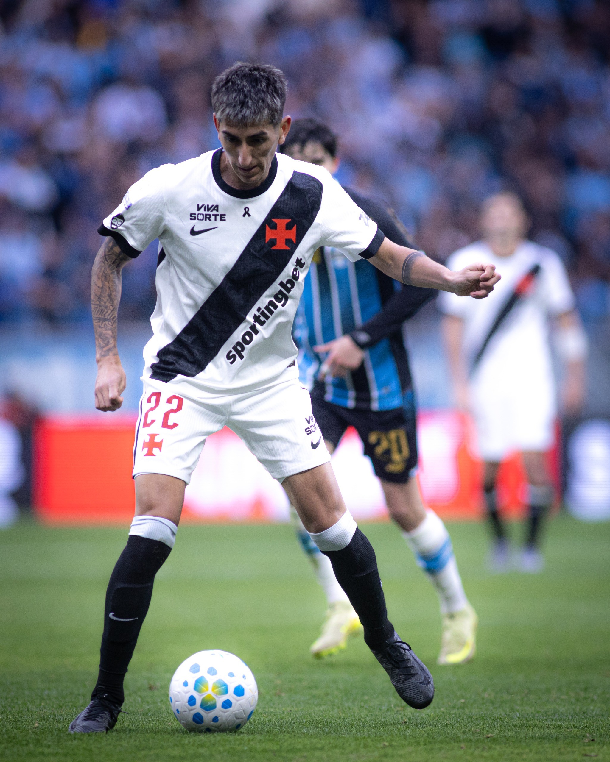 Lescano brilha na estreia e ajuda Vasco a quebrar tabu contra o Grêmio