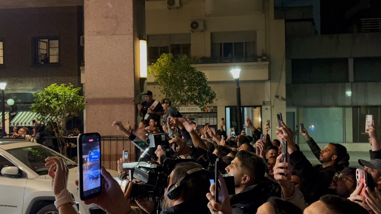 Vasco é recebido com festa em Buenos Aires antes de duelo decisivo