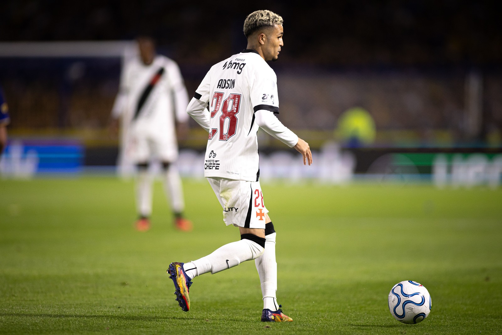 Adson brilha na Sul-Americana e resgata a esperança da torcida vascaína