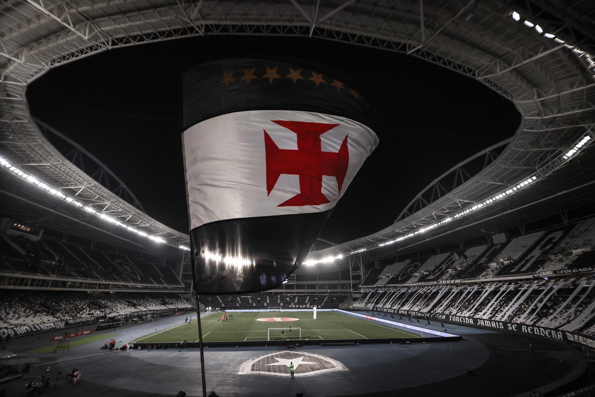 Vasco e Botafogo: A Rivalidade que Une a Torcida Cruzmaltina em São Januário