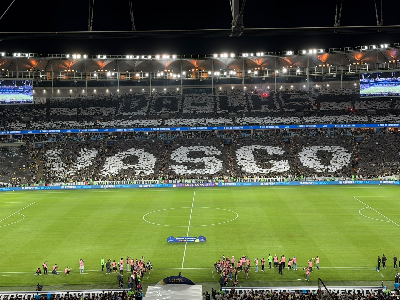 A Magia do Mosaico: A Torcida do Vasco Mostra sua Força Contra o Boca Juniors