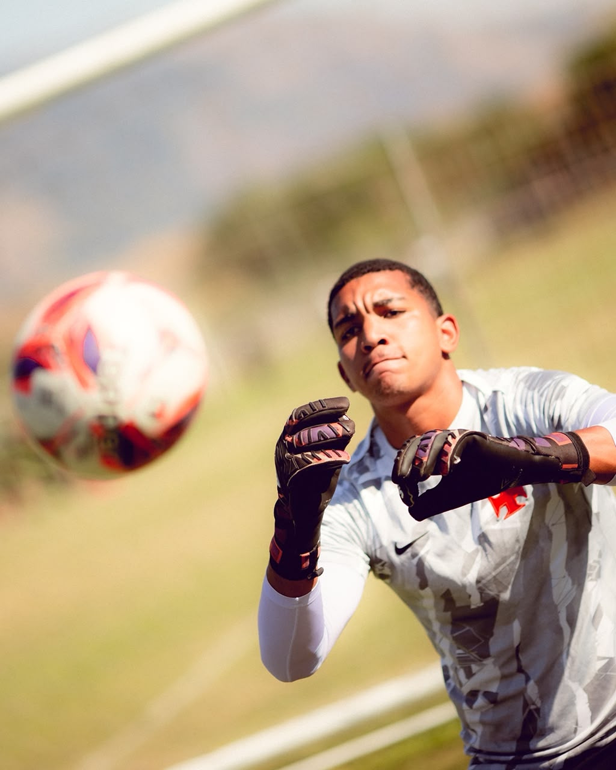 Oséias Assina Primeiro Contrato Profissional e Promete Honrar a Camisa do Vasco